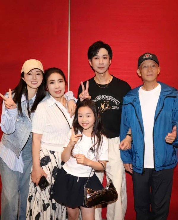 联华证券 46岁董璇婚宴穿纯白旗袍风采依旧，新全家福温馨曝光！