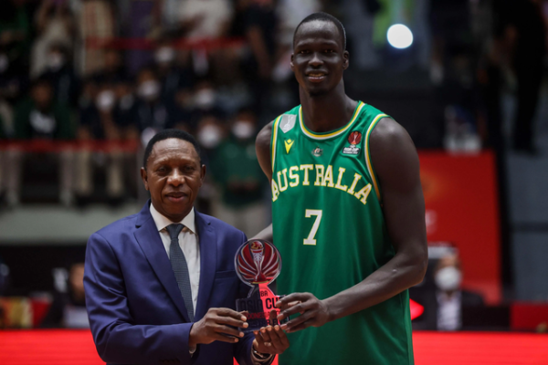 怀远股票 一身MVP级的天赋，场均却仅4+2，才24岁就被NBA淘汰