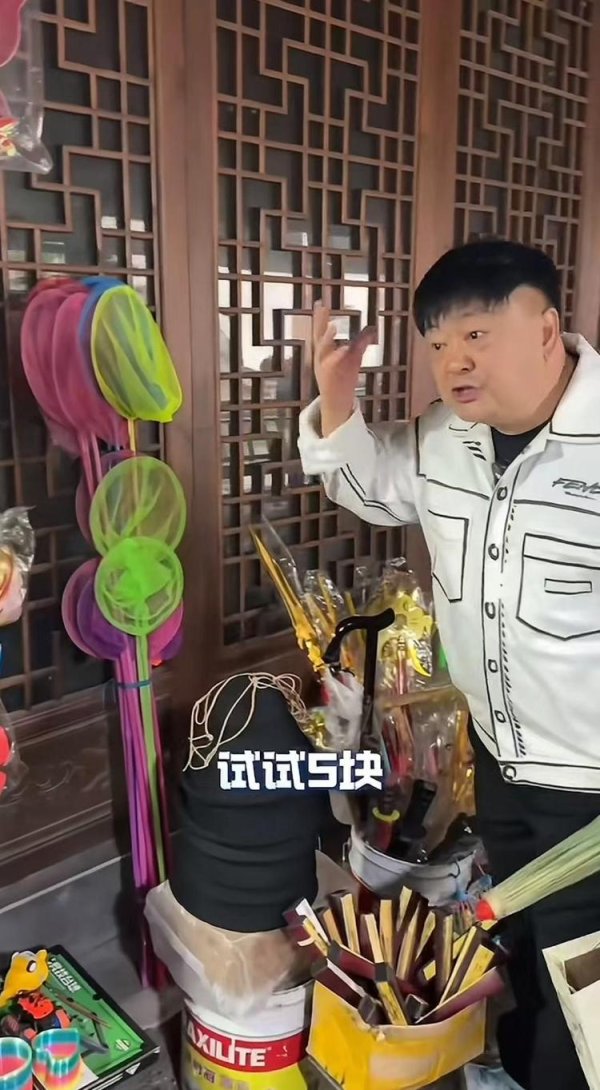 华亿配资 知名演员称在景区试戴帽子被要价5元，涉事古镇深夜致歉